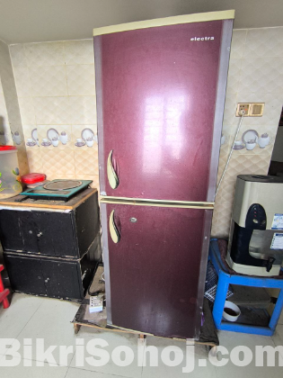 একটি পুরাতন ফ্রীজ বিক্রয় হবে